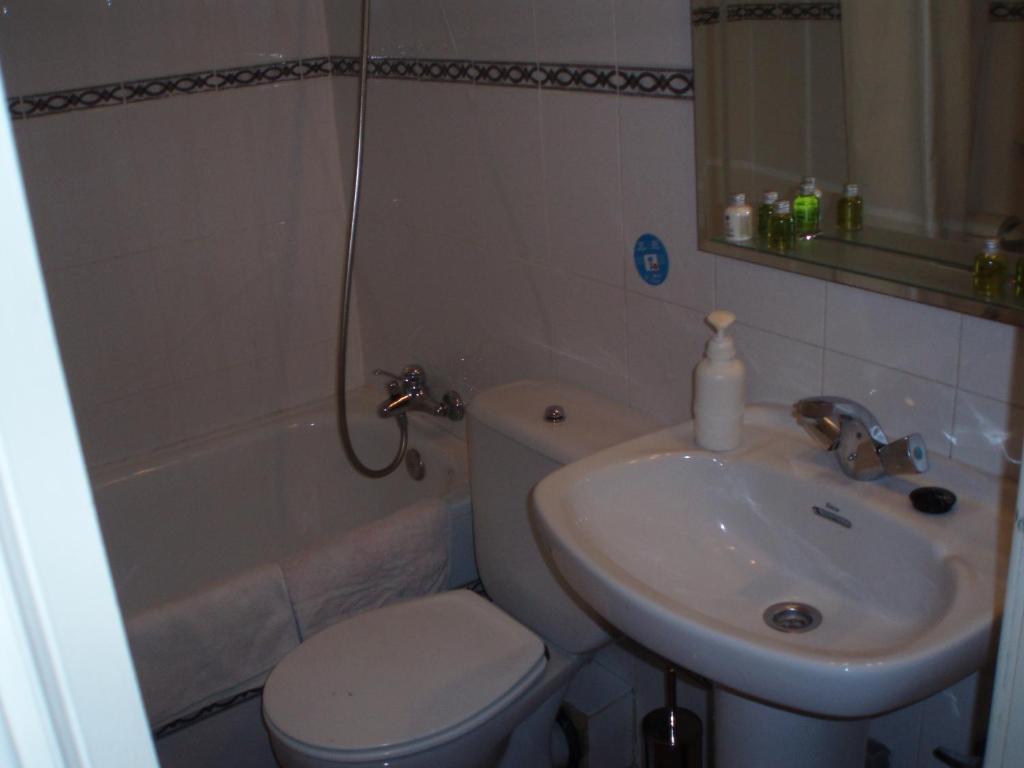 Hostal Castilla Мадрид Экстерьер фото