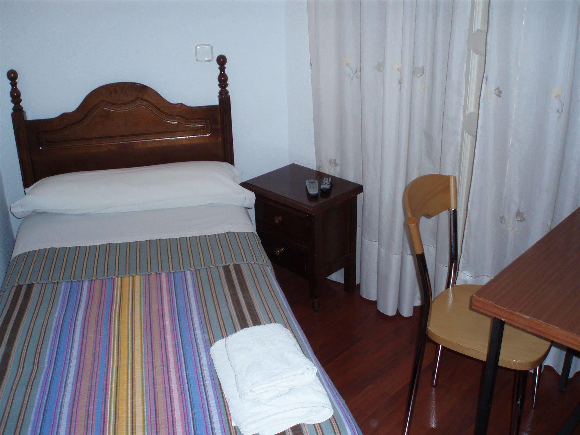 Hostal Castilla Мадрид Экстерьер фото